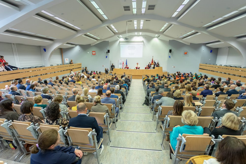 Ludzie zgromadzeni na uroczystości